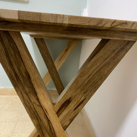 שולחן מעץ אגוז עם רגלי איקס