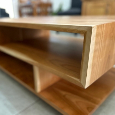 שולחן סלון מעץ דובדבן בסגנון אינפיניטי